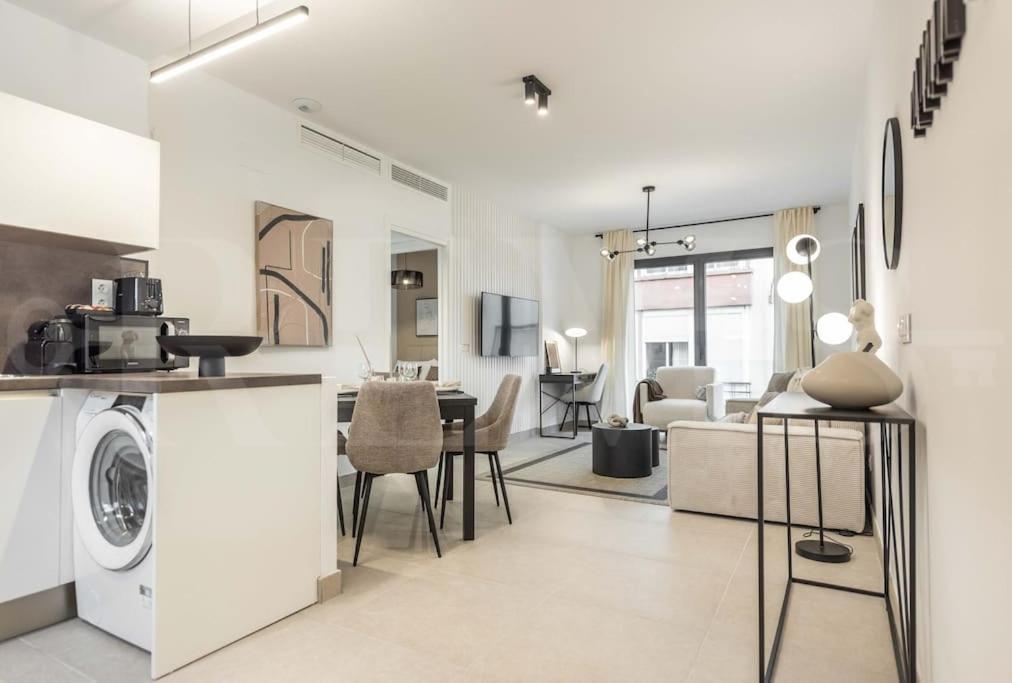 Modern Apartment With Patio & Parking By Rems Malaga Ngoại thất bức ảnh