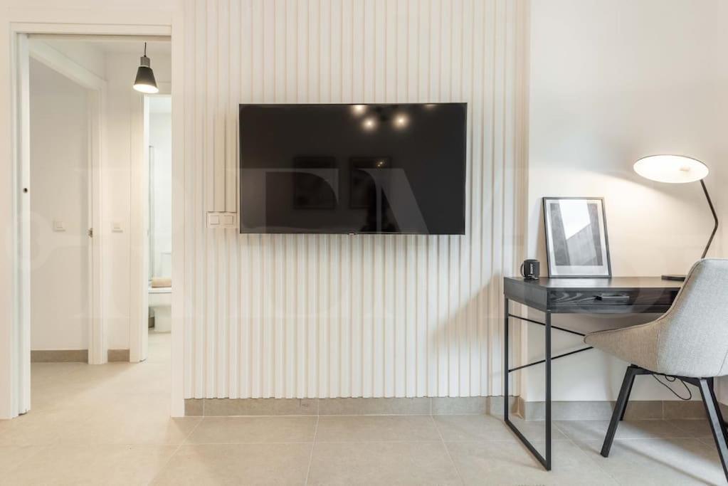 Modern Apartment With Patio & Parking By Rems Malaga Ngoại thất bức ảnh