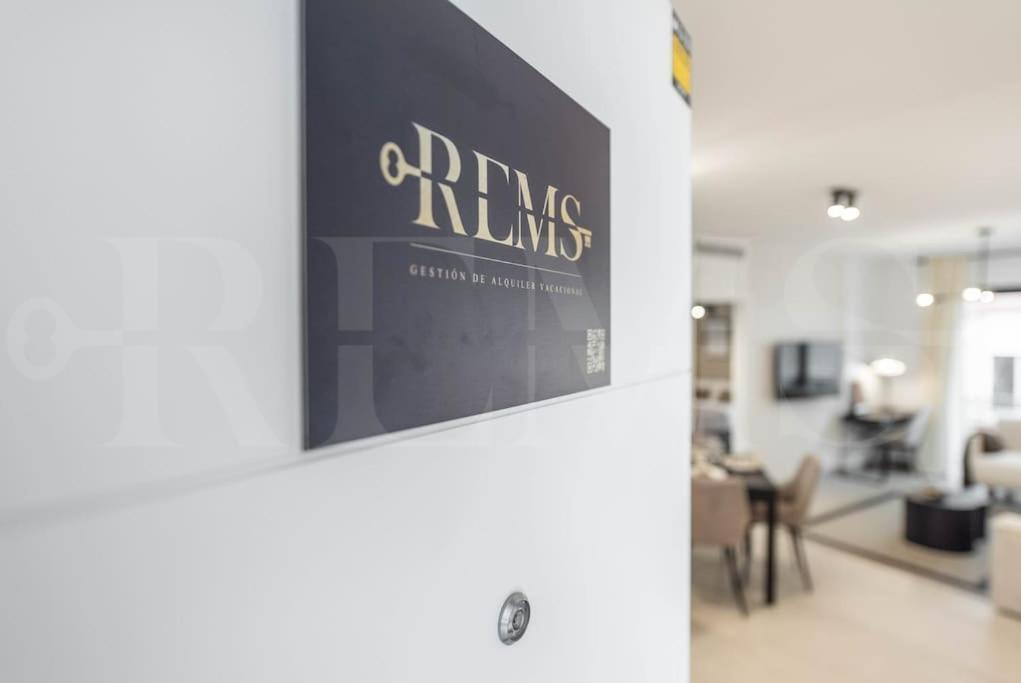 Modern Apartment With Patio & Parking By Rems Malaga Ngoại thất bức ảnh
