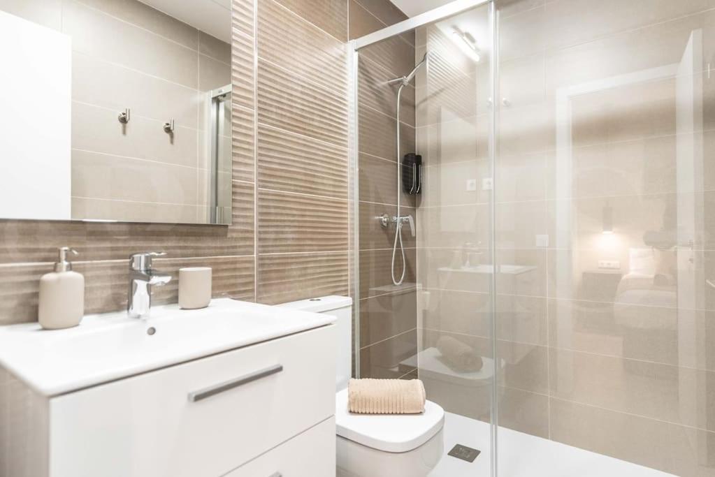Modern Apartment With Patio & Parking By Rems Malaga Ngoại thất bức ảnh