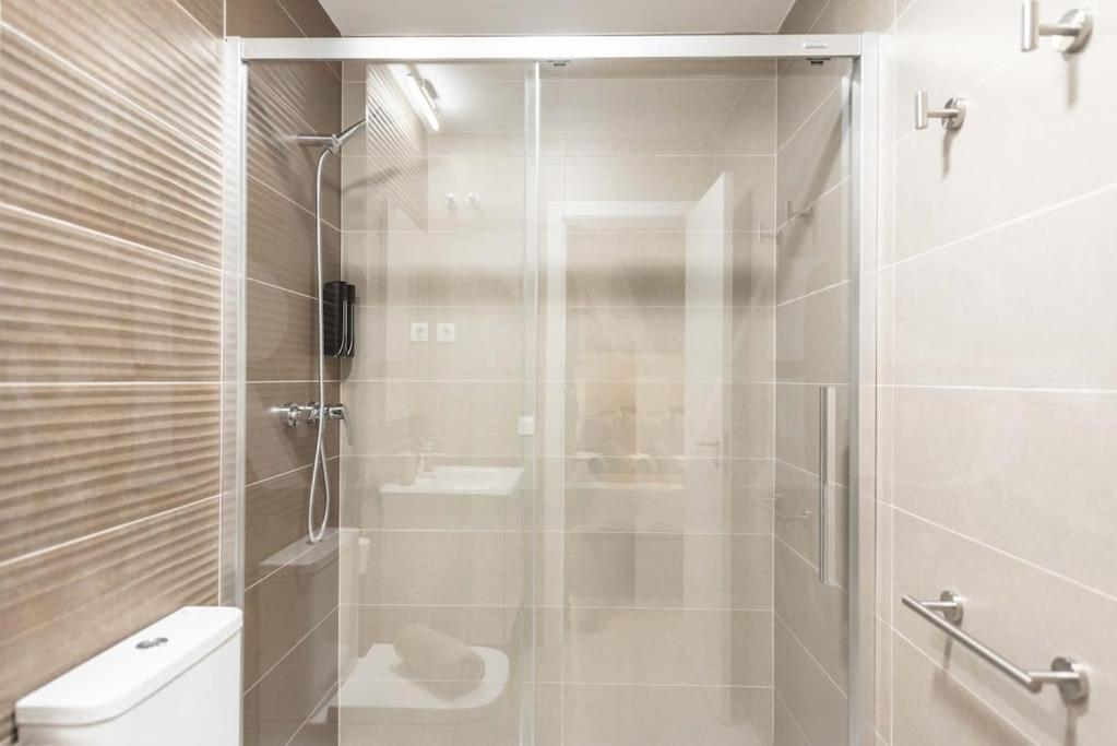 Modern Apartment With Patio & Parking By Rems Malaga Ngoại thất bức ảnh