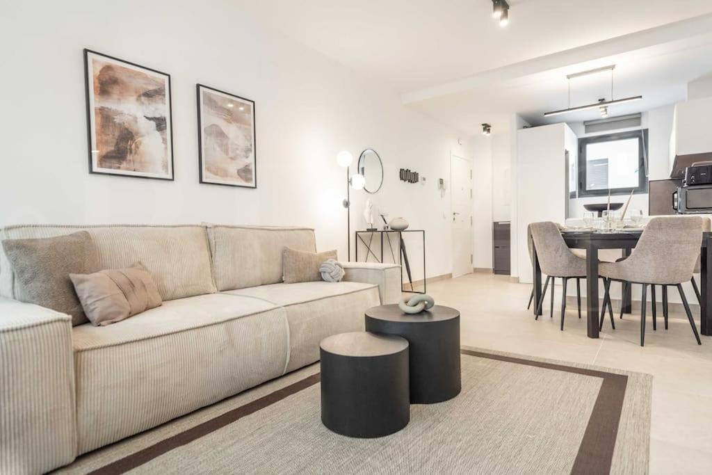 Modern Apartment With Patio & Parking By Rems Malaga Ngoại thất bức ảnh