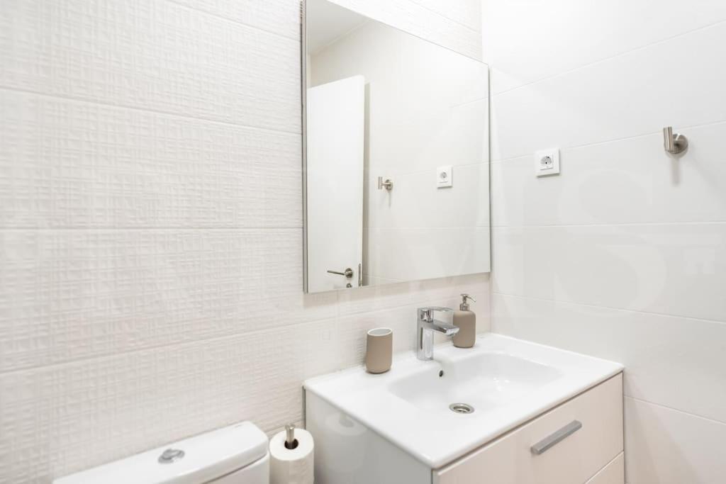 Modern Apartment With Patio & Parking By Rems Malaga Ngoại thất bức ảnh