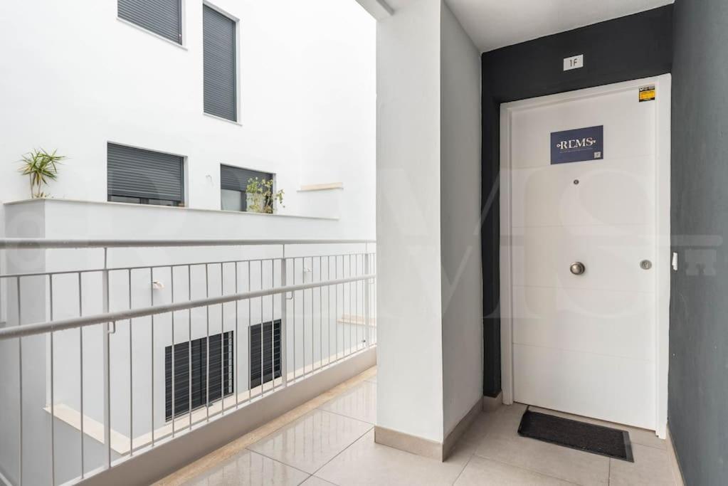 Modern Apartment With Patio & Parking By Rems Malaga Ngoại thất bức ảnh